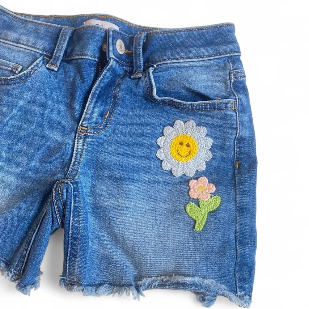 SO Girls Daisy Smiley Crochet Patch Denim Shorts Size 10 Boho Y2K Retro Raw Hem